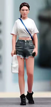 Mädchen mit Hotpants 1:18
