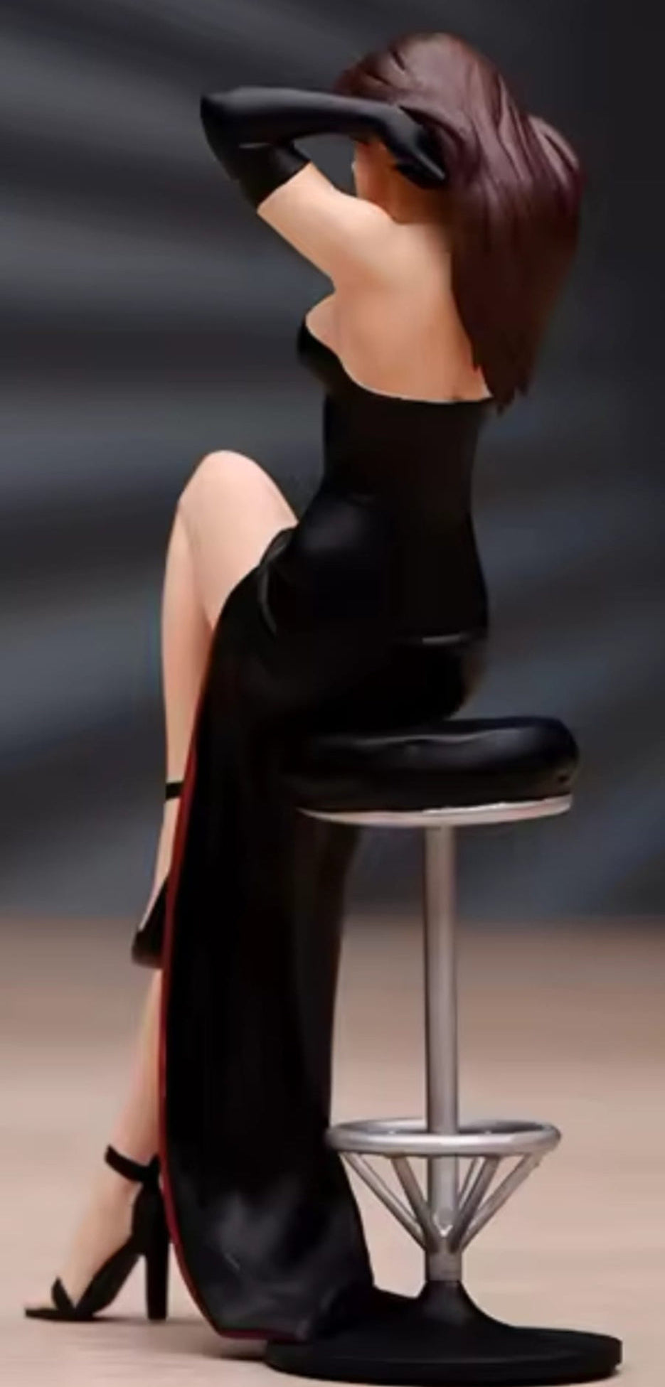 Frau in Abendkleid auf Barhocker 1:18