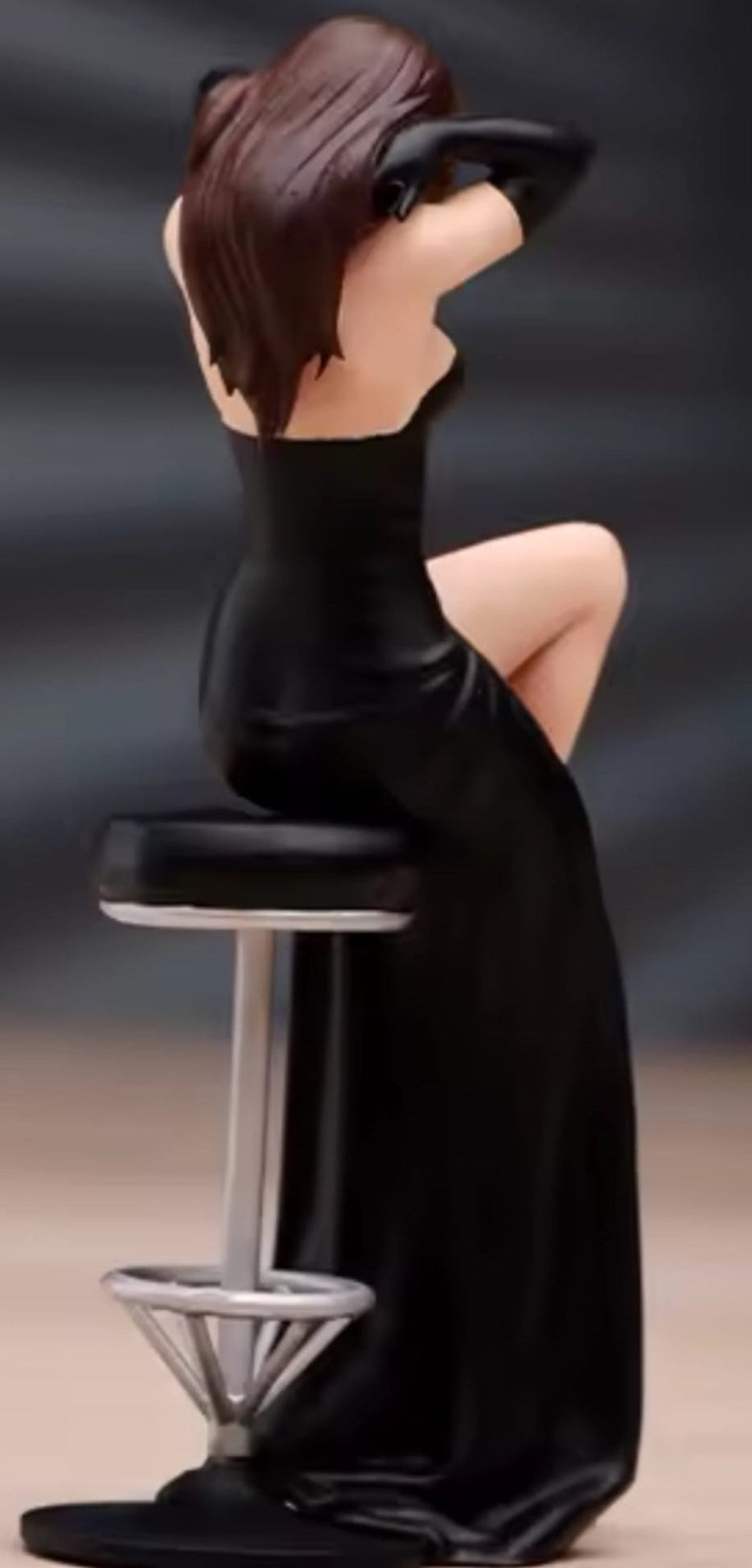 Frau in Abendkleid auf Barhocker 1:18
