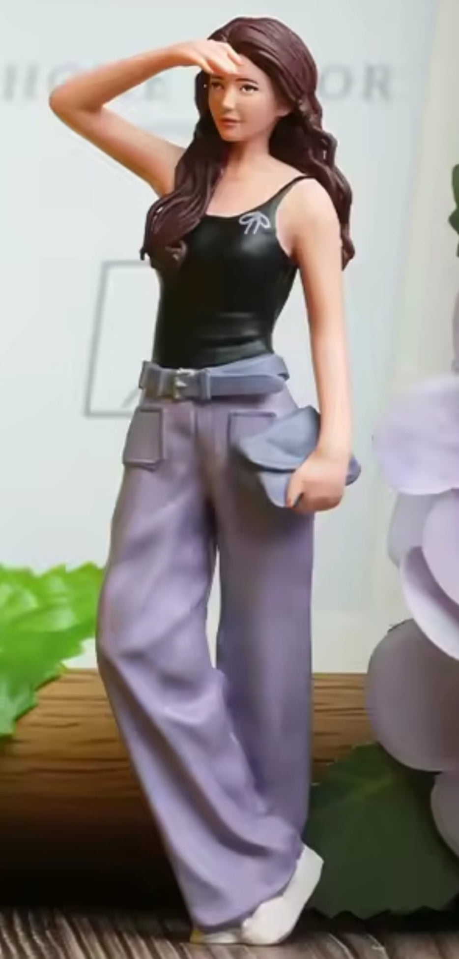 Junge Frau mit violetten Hosen 1:18