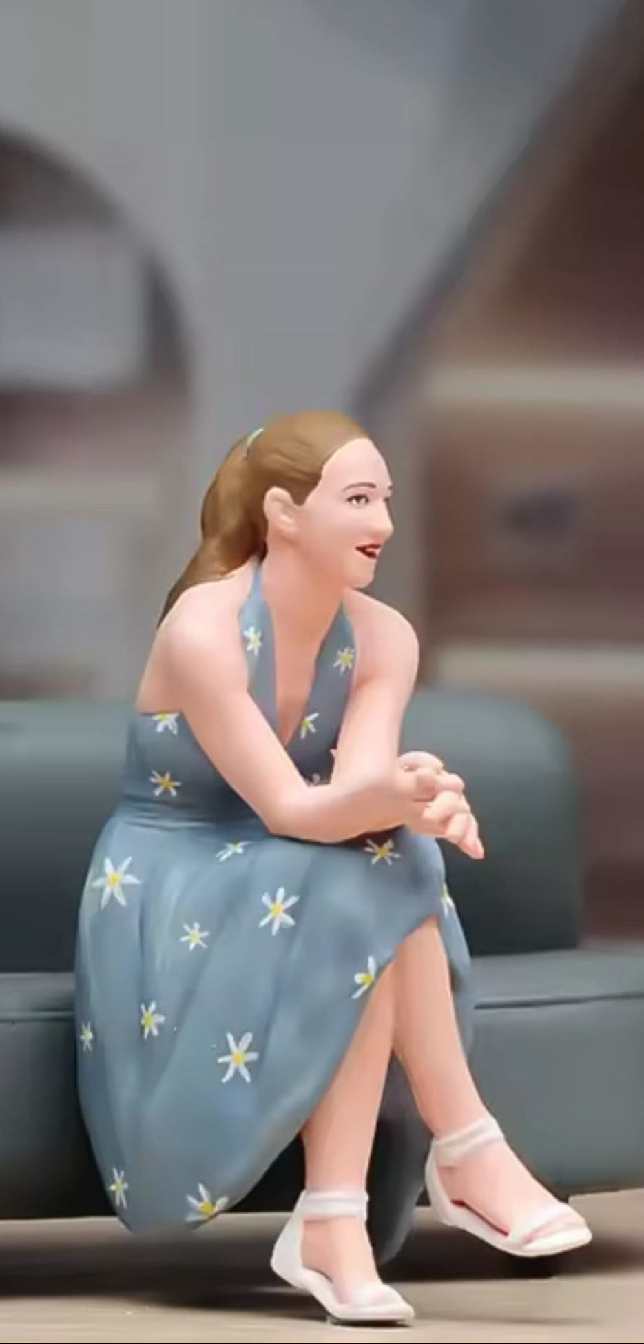 Frau sitzen im grauem Sternekleid 1:18