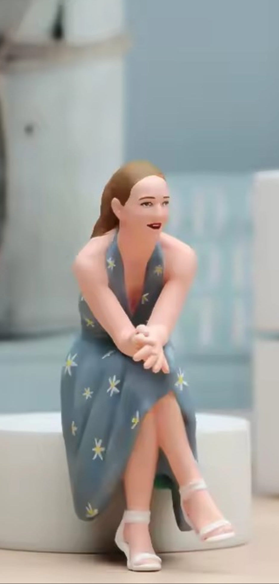 Frau sitzen im grauem Sternekleid 1:18
