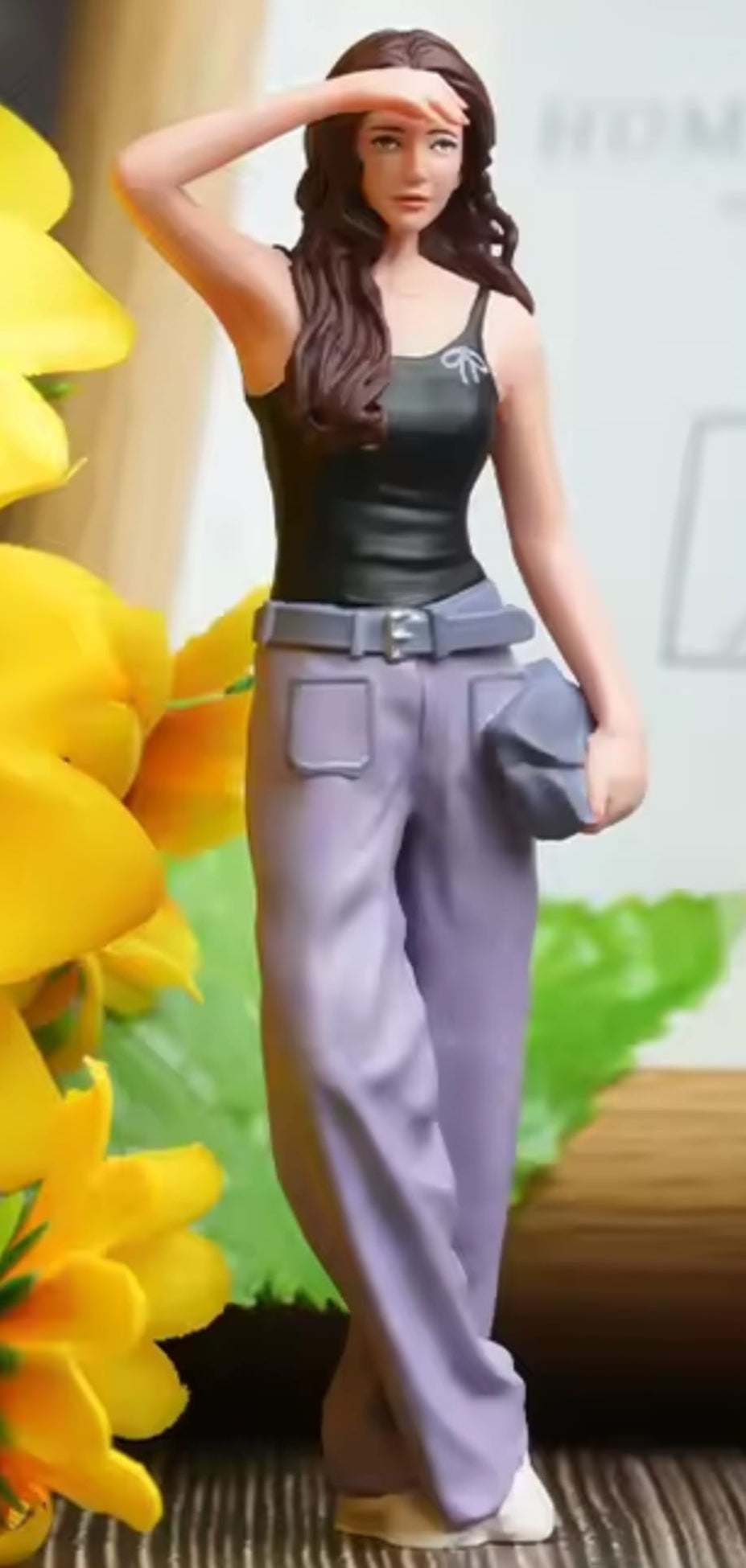 Junge Frau mit violetten Hosen 1:18