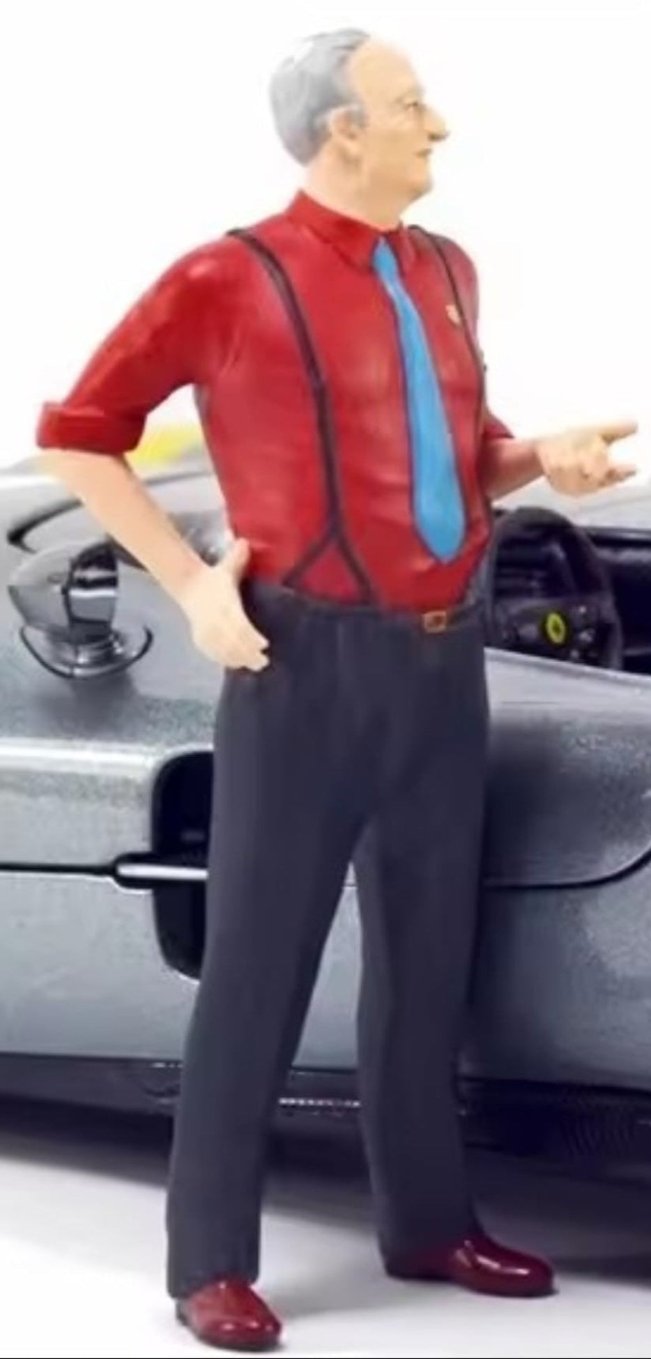 Enzo Ferrari stehend mit rotem Hemd 1:18
