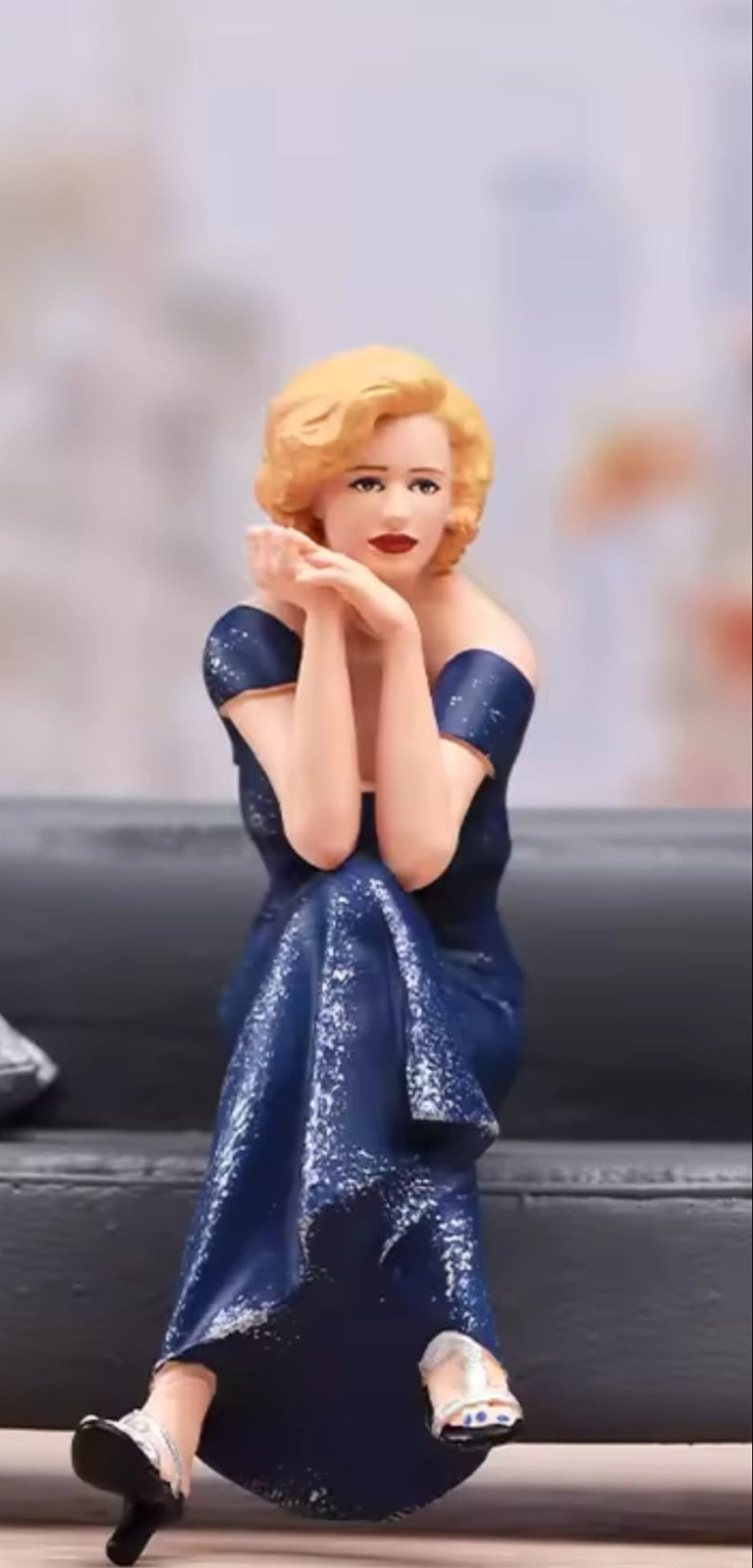 Frau sitzend mit langem blauem Kleid 1:18