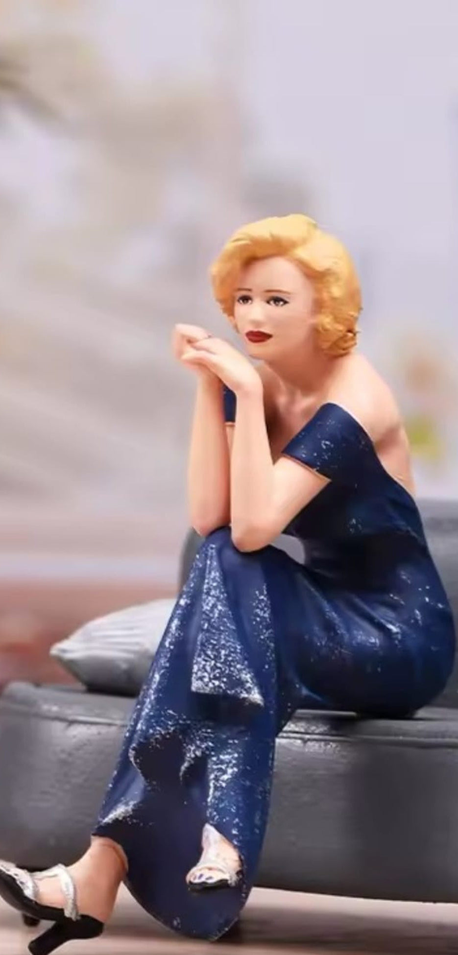 Frau sitzend mit langem blauem Kleid 1:18