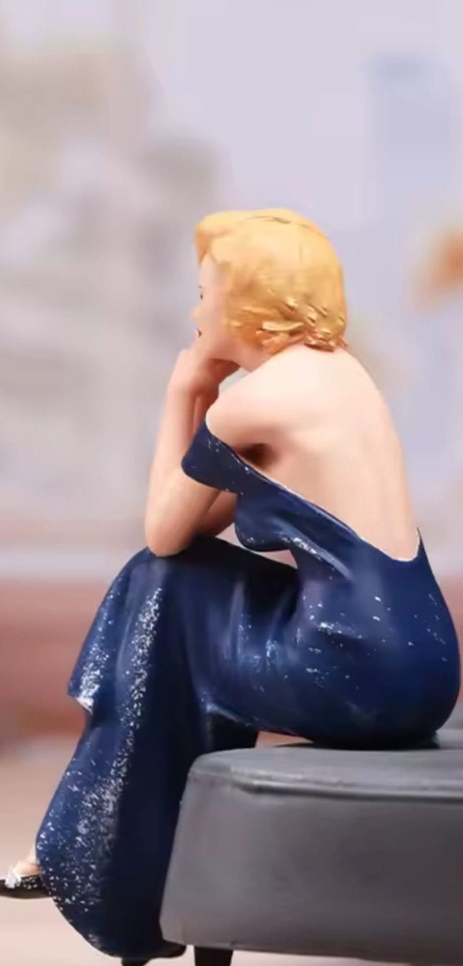 Frau sitzend mit langem blauem Kleid 1:18